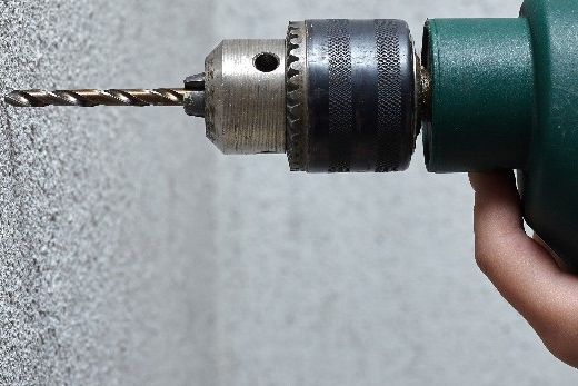 Hand bedient Bohrmaschine an Wand